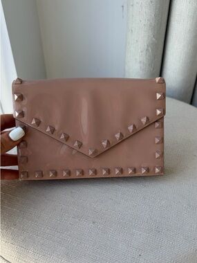 RARE Valentino Garavani Rockstud Nude Patent Envelope Clutch Crossbody